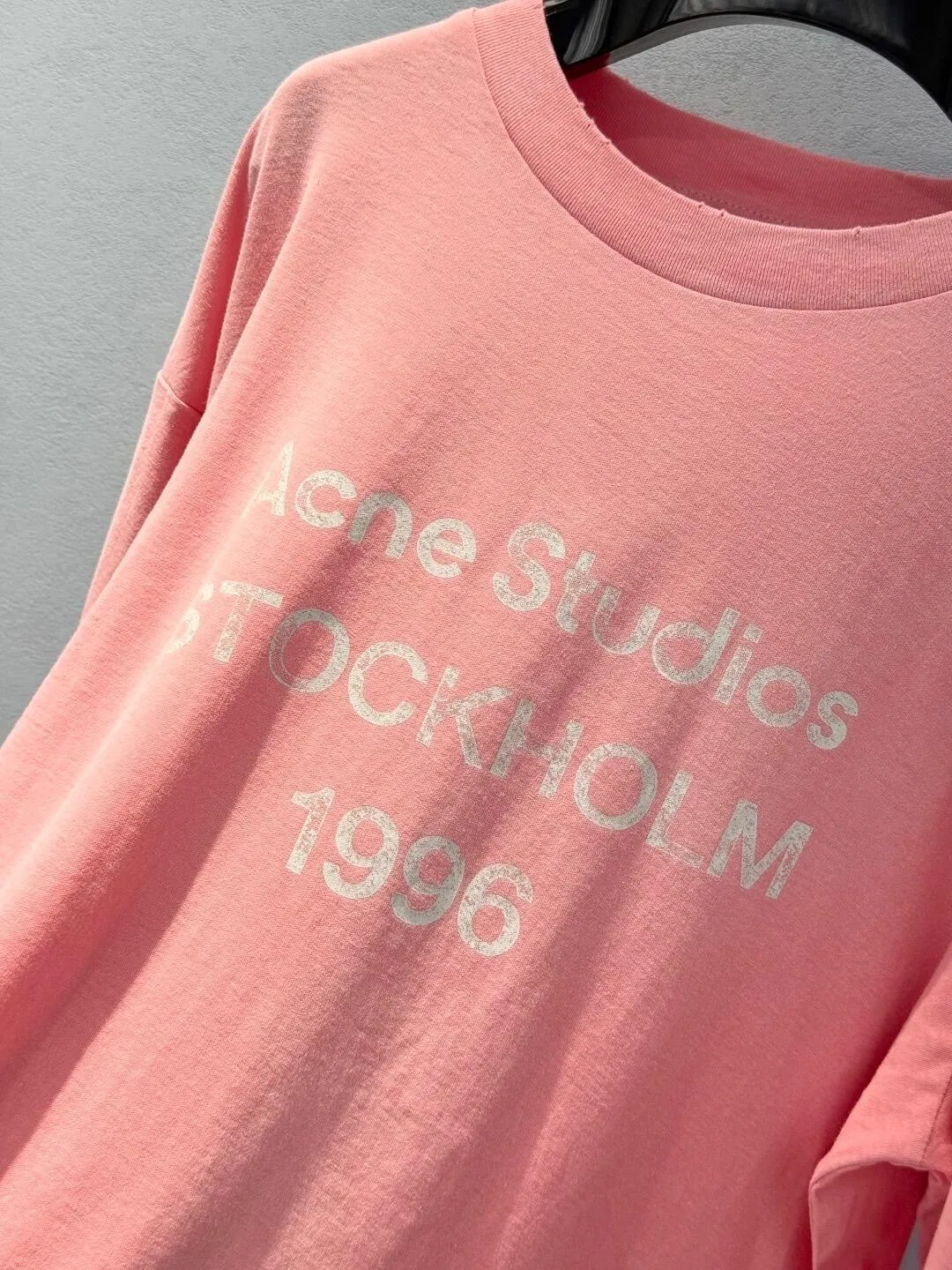 (Newly added, peach pink, white silicone printing) Acne All-Star slub cotton material, Retro washed and distressed version of printed letter long-sleeved T-shirt, made of slub cotton super soft fabric, excellent breathability, after washing process, and then the chest part is made to feel dirty, and the lower part shows a gradient effect. The clothes have a natural and slightly see-through Retro style. The collar, hem and cuffs are slightly frayed to better fit the overall tone. The distressed and cracked printed letters on the chest indicate the location of the brand and headquarters and the year of establishment. It has a very basic but not monotonous design concept. It seems simple and full of trendy and fashionable charm. The overall style continues the neutral atmosphere. The loose-fitting wearing experience for men and women is also very friendly to the figure. It is very nice whether worn alone or as an inner layer. Grams of washed slub cotton Black, White, Pink, Green, Dark Blue, Light Blue, Glacier Blue, Brick Red, Peach Pink, White Silicone Print S M L Sleeve length 69.5, shoulder width 54.5)